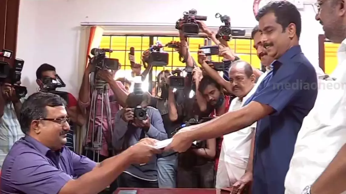 തൃക്കാക്കര ഉപതെരഞ്ഞെടുപ്പ്: എൽ.ഡി.എഫ് സ്ഥാനാർഥി ജോ ജോസഫ് നാമനിർദേശ പത്രിക സമർപ്പിച്ചു തൃക്കാക്കര ഉപതെരഞ്ഞെടുപ്പ്: എൽ.ഡി.എഫ് സ്ഥാനാർഥി ജോ ജോസഫ് നാമനിർദേശ പത്രിക സമർപ്പിച്ചു