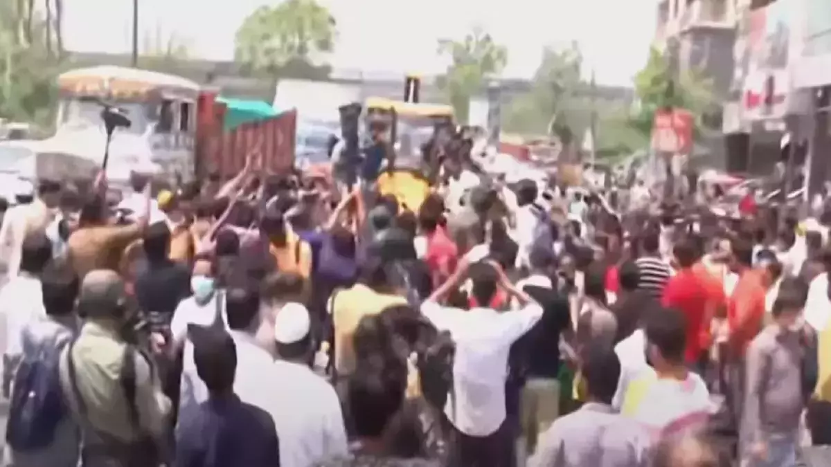 ഷഹീൻബാഗിൽ കെട്ടിടം പൊളിക്കാനെത്തിയ ബുൾഡോസറുകള് നാട്ടുകാർ തടഞ്ഞു ഷഹീൻബാഗിൽ കെട്ടിടം പൊളിക്കാനെത്തിയ ബുൾഡോസറുകള് നാട്ടുകാർ തടഞ്ഞു