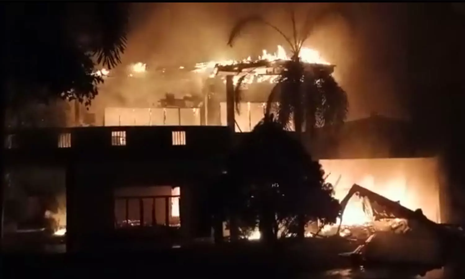 ശ്രീലങ്കയിൽ ആഭ്യന്തര കലാപം: മഹിന്ദ രജപക്‌സയുടെ വീടിന് തീയിട്ട് പ്രക്ഷോഭകാരികൾ