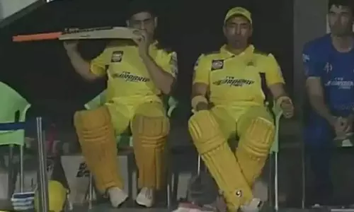 ബാറ്റ് കടിച്ച് തിന്നുന്ന ധോണി; പിന്നിലുള്ള രഹസ്യം ഇതാണ്