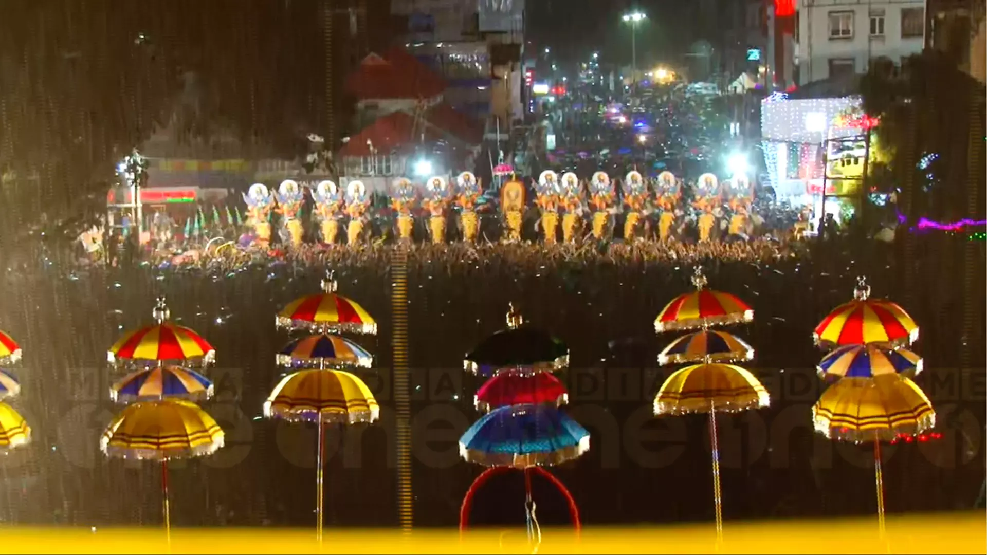 മഴ ശക്തമായി; തൃശൂർ പൂരത്തിലെ വെടിക്കെട്ട് മാറ്റിവെച്ചു