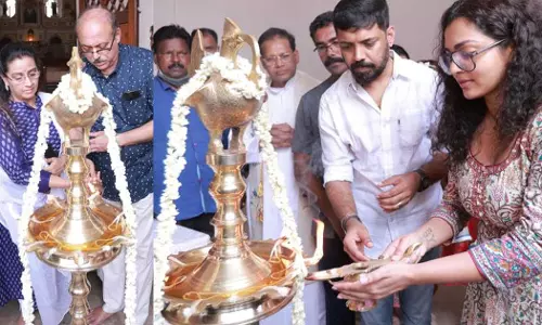 ഉർവശി, ഐശ്വര്യ രാജേഷ്, പാർവ്വതി തിരുവോത്ത് പ്രധാന റോളിലെത്തുന്ന ഹെർ ചിത്രത്തിന് തുടക്കം; തിരി തെളിയിച്ച് താരങ്ങൾ