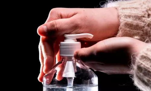 വെള്ളമെന്ന് കരുതി സാനിറ്റൈർ കുടിച്ച വനിത കായിക താരങ്ങൾ ആശുപത്രിയിൽ; അന്വേഷണം പ്രഖ്യാപിച്ചു