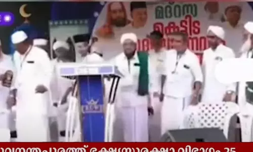 പെൺകുട്ടികളെ വേദിയിൽ കയറ്റരുതെന്ന സമസ്ത നേതാവിന്റെ പരാമർശത്തെ ചൊല്ലി വിവാദം