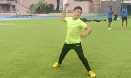 ദേശീയ ക്രിക്കറ്റ് അക്കാദമിയിൽ ഫീൽഡിങ്ങിനിറങ്ങി സുനിൽ ഛേത്രി; വീഡിയോ പങ്കുവെച്ച് ബി.സി.സി.ഐ