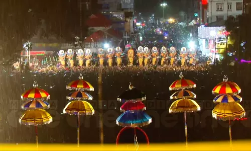 മഴ ശക്തമായി; തൃശൂർ പൂരത്തിലെ വെടിക്കെട്ട് മാറ്റിവെച്ചു