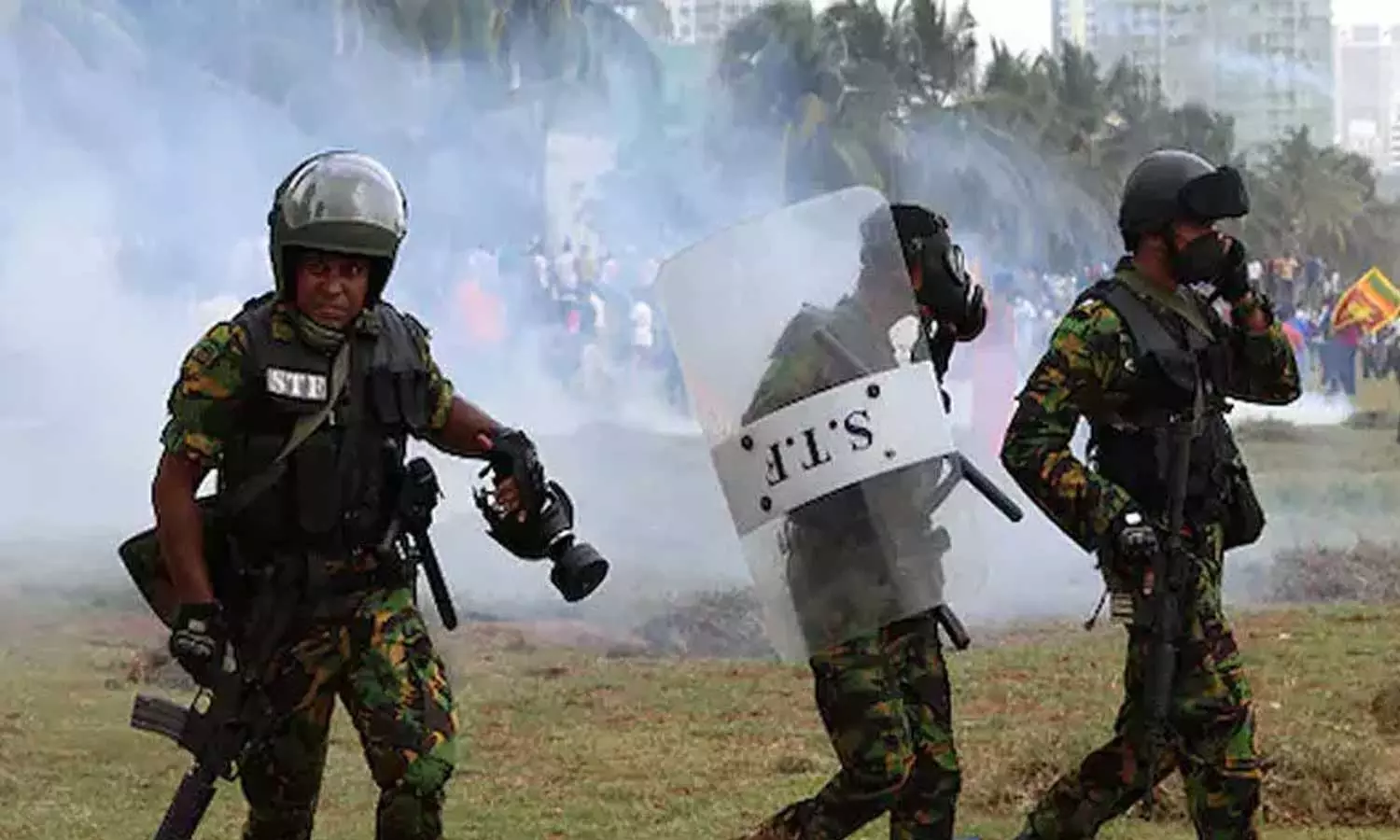ശ്രീലങ്കയിൽ ആഭ്യന്തര കലാപം രൂക്ഷമാകുന്നു: സൈന്യത്തിനും പൊലീസിനും അമിതാധികാരം ശ്രീലങ്കയിൽ ആഭ്യന്തര കലാപം രൂക്ഷമാകുന്നു: സൈന്യത്തിനും പൊലീസിനും അമിതാധികാരം