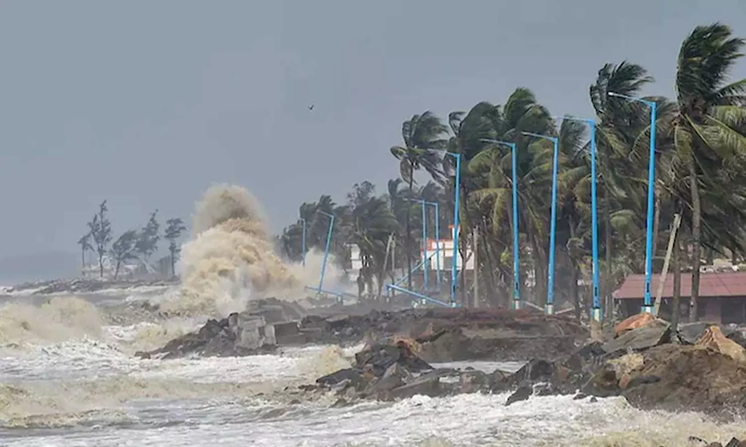 അസാനി തീവ്രത കുറഞ്ഞ ചുഴലിക്കാറ്റായി മാറി: ആന്ധ്രയില് റെഡ് അലര്ട്ട്, കേരളത്തിൽ മഴ തുടരും അസാനി തീവ്രത കുറഞ്ഞ ചുഴലിക്കാറ്റായി മാറി: ആന്ധ്രയില് റെഡ് അലര്ട്ട്, കേരളത്തിൽ മഴ തുടരും