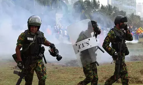 ശ്രീലങ്കയിൽ ആഭ്യന്തര കലാപം രൂക്ഷമാകുന്നു: സൈന്യത്തിനും പൊലീസിനും അമിതാധികാരം ശ്രീലങ്കയിൽ ആഭ്യന്തര കലാപം രൂക്ഷമാകുന്നു: സൈന്യത്തിനും പൊലീസിനും അമിതാധികാരം