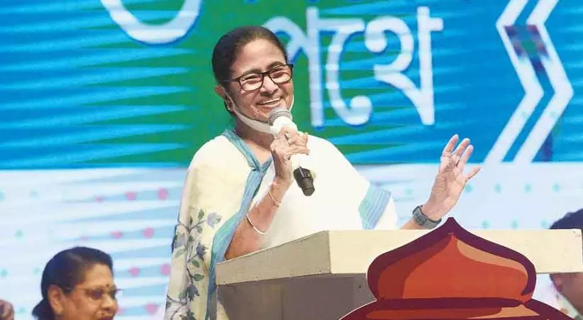 പ്രഥമ ബംഗ്ലാ അക്കാദമി അവാർഡ് മമതയ്ക്ക്; അവാർഡ് തിരിച്ചുനൽകി എഴുത്തുകാരുടെ പ്രതിഷേധം പ്രഥമ ബംഗ്ലാ അക്കാദമി അവാർഡ് മമതയ്ക്ക്; അവാർഡ് തിരിച്ചുനൽകി എഴുത്തുകാരുടെ പ്രതിഷേധം