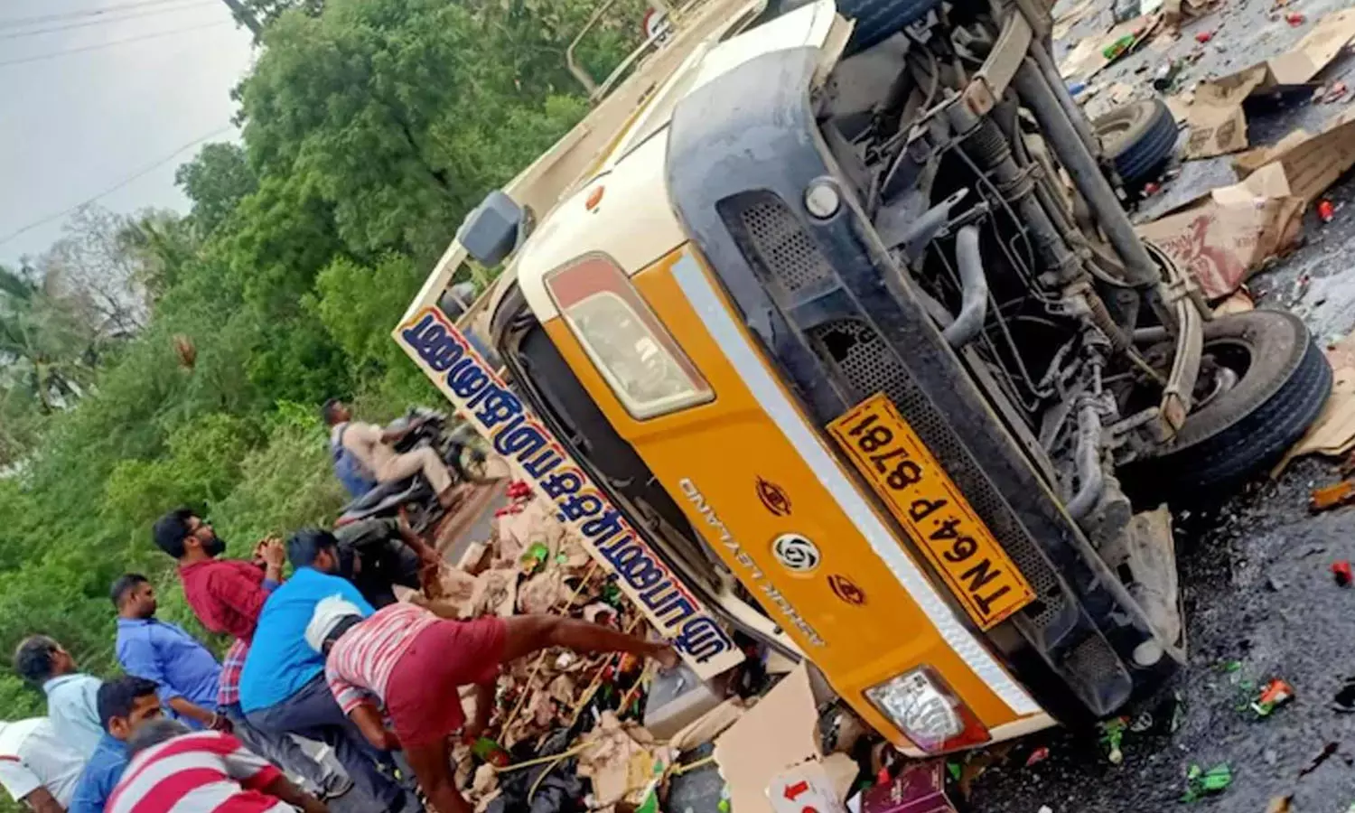 മദ്യവുമായി വന്ന ലോറി മറിഞ്ഞു; നിമിഷനേരംകൊണ്ട് കുപ്പികൾ കൈക്കലാക്കി നാട്ടുകാർ മദ്യവുമായി വന്ന ലോറി മറിഞ്ഞു; നിമിഷനേരംകൊണ്ട് കുപ്പികൾ കൈക്കലാക്കി നാട്ടുകാർ