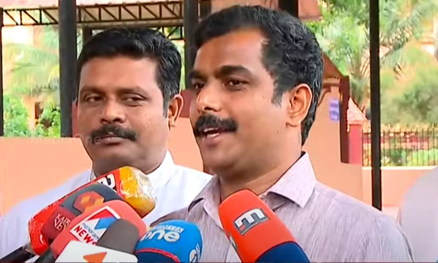 ചങ്ങനാശ്ശേരിയുമായി വൈകാരിക ബന്ധം; ജോ ജോസഫ് എൻ.എസ്.എസ് ആസ്ഥാനത്ത് ചങ്ങനാശ്ശേരിയുമായി വൈകാരിക ബന്ധം; ജോ ജോസഫ് എൻ.എസ്.എസ് ആസ്ഥാനത്ത്