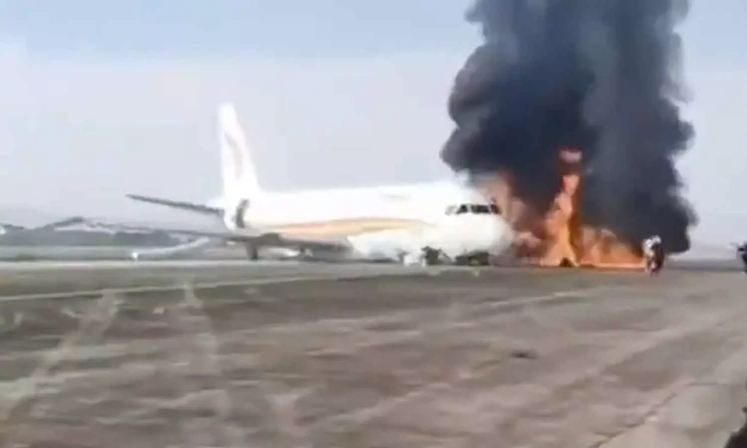 ചൈനീസ് യാത്രാ വിമാനം റൺവേയിൽനിന്ന് തെന്നിമാറി, തീപിടിച്ചു ചൈനീസ് യാത്രാ വിമാനം റൺവേയിൽനിന്ന് തെന്നിമാറി, തീപിടിച്ചു