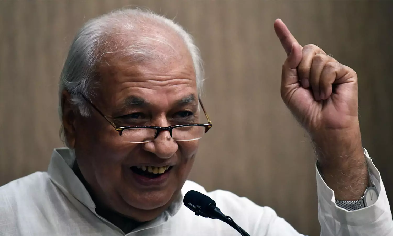 ഹിജാബിനെ അനുകൂലിക്കുന്നവർ എന്തിനാണ് ഹിജാബ് ധരിച്ച പെൺകുട്ടിയെ വിലക്കുന്നത്; പെൺവിലക്കിനെതിരെ ഗവർണർ ഹിജാബിനെ അനുകൂലിക്കുന്നവർ എന്തിനാണ് ഹിജാബ് ധരിച്ച പെൺകുട്ടിയെ വിലക്കുന്നത്; പെൺവിലക്കിനെതിരെ ഗവർണർ