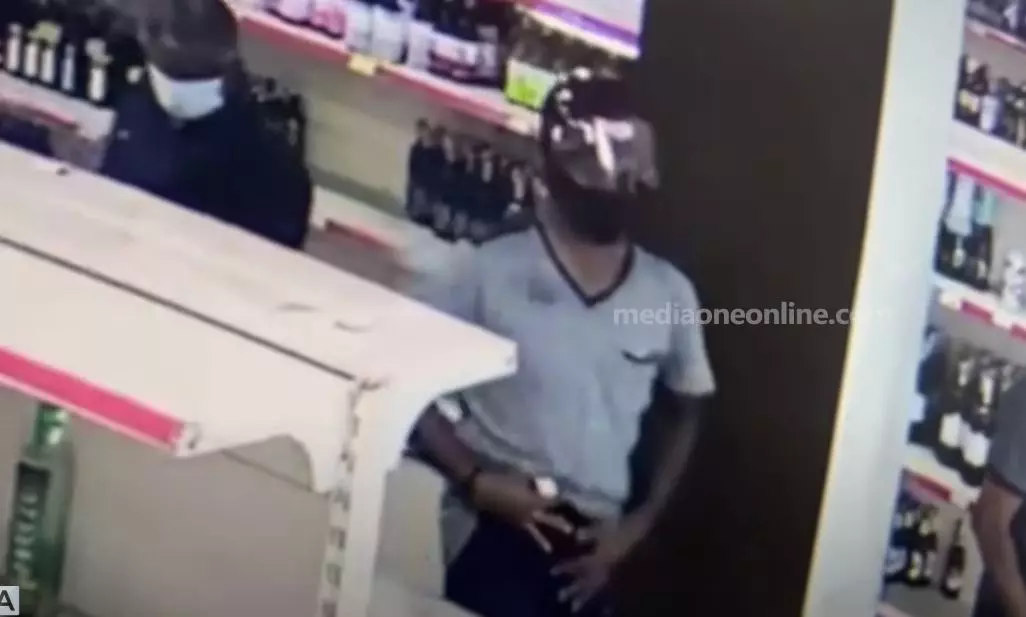 ഹെൽമറ്റ് ധരിച്ച് മദ്യ മോഷണം പതിവാക്കി; കൈയോടെ പൊക്കി ബിവറേജസ് ജീവനക്കാർ ഹെൽമറ്റ് ധരിച്ച് മദ്യ മോഷണം പതിവാക്കി; കൈയോടെ പൊക്കി ബിവറേജസ് ജീവനക്കാർ