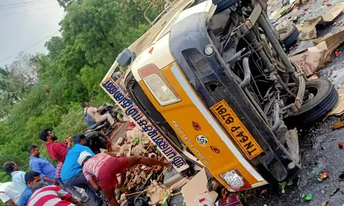 മദ്യവുമായി വന്ന ലോറി മറിഞ്ഞു; നിമിഷനേരംകൊണ്ട് കുപ്പികൾ കൈക്കലാക്കി നാട്ടുകാർ