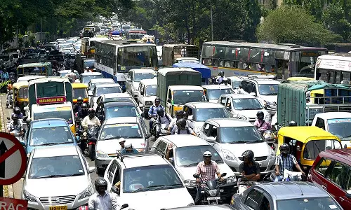 പഴയ വാഹനങ്ങളുടെ രജിസ്‌ട്രേഷൻ:ഫീസ് ഉയർത്തിയ വിജ്ഞാപനം കർണാടക ഹൈക്കോടതി സ്റ്റേ ചെയ്തു