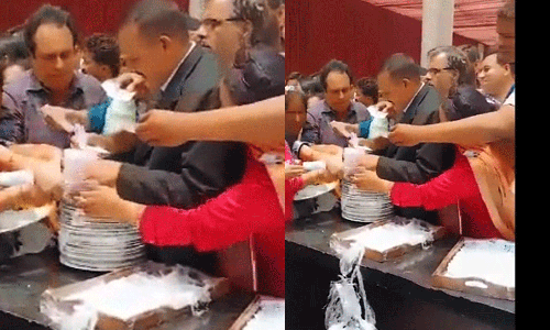 പഞ്ചാബ് മുഖ്യമന്ത്രിയുമായുള്ള ചർച്ചക്ക് ശേഷം ഭക്ഷണത്തിനായി അധ്യാപകരുടെ കൂട്ടത്തല്ല്; വീഡിയോ പഞ്ചാബ് മുഖ്യമന്ത്രിയുമായുള്ള ചർച്ചക്ക് ശേഷം ഭക്ഷണത്തിനായി അധ്യാപകരുടെ കൂട്ടത്തല്ല്; വീഡിയോ