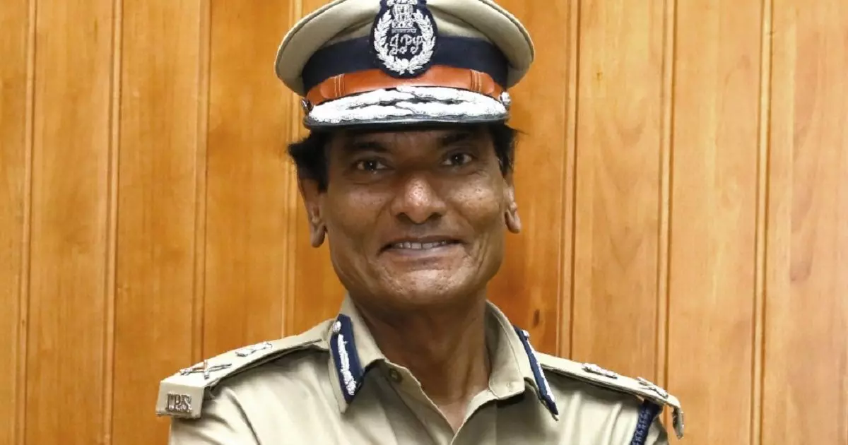 പൊലീസ് മാന്യമായി പെരുമാറണമെന്ന് ഡി.ജി.പി; യോഗത്തില് കലക്ടര്മാര്ക്ക് വിമര്ശനം പൊലീസ് മാന്യമായി പെരുമാറണമെന്ന് ഡി.ജി.പി; യോഗത്തില് കലക്ടര്മാര്ക്ക് വിമര്ശനം