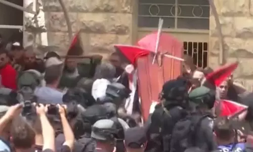 കൊന്നിട്ടും തീരുന്നില്ല ക്രൂരത; മാധ്യമ പ്രവർത്തകയുടെ വിലാപയാത്രയ്‌ക്കെതിരെയും ഇസ്രായേൽ സൈന്യത്തിന്റെ അതിക്രമം