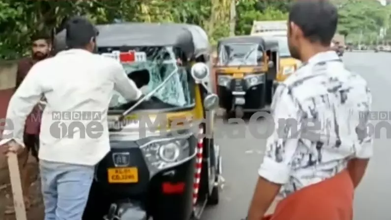 നടുറോഡിൽ ഓട്ടോ അടിച്ചുതകർത്തു; ആക്രമണം ഓട്ടോക്കൂലി ചോദിച്ചതിന്, രണ്ട് പേർ അറസ്റ്റിൽ നടുറോഡിൽ ഓട്ടോ അടിച്ചുതകർത്തു; ആക്രമണം ഓട്ടോക്കൂലി ചോദിച്ചതിന്, രണ്ട് പേർ അറസ്റ്റിൽ