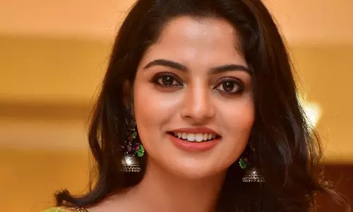 കോഴിക്കില്ലാത്ത പരിഗണന പശുവിന് എന്തിനാണ്; എന്തും കഴിക്കുമെന്ന് നിഖില വിമൽ