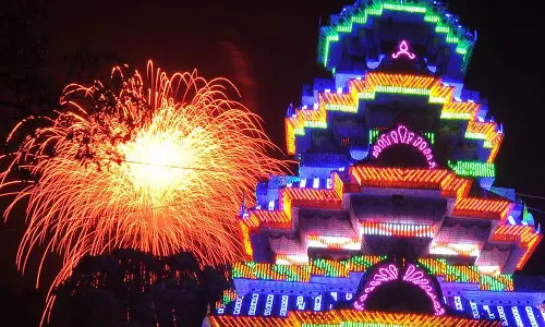 കനത്തമഴ; തൃശൂർ പൂരം വെടിക്കെട്ട് വീണ്ടും മാറ്റിവെച്ചു