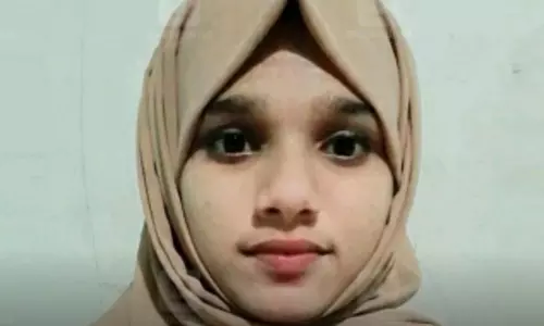 സെൽഫി എടുക്കുന്നതിനിടെ ട്രെയിൻ തട്ടി പുഴയിൽ വീണ് വിദ്യാർഥിനി മരിച്ചു സെൽഫി എടുക്കുന്നതിനിടെ ട്രെയിൻ തട്ടി പുഴയിൽ വീണ് വിദ്യാർഥിനി മരിച്ചു