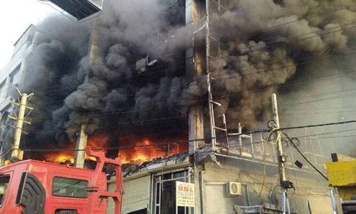 ഡൽഹി മുണ്ട്കയിലെ തീപിടിത്തം;  ഒളിവിലായിരുന്ന കെട്ടിട ഉടമ അറസ്റ്റിൽ