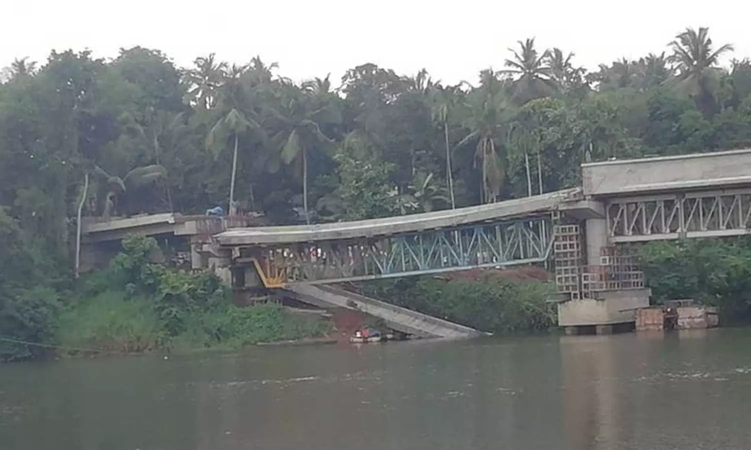 കോഴിക്കോട് നിർമാണത്തിലിരിക്കുന്ന പാലത്തിന്റെ ബീം തകർന്നു കോഴിക്കോട് നിർമാണത്തിലിരിക്കുന്ന പാലത്തിന്റെ ബീം തകർന്നു
