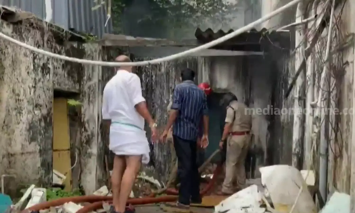 കോഴിക്കോട് ബഹുനിലക്കെട്ടിടത്തിന്റെ താഴത്തെ നിലയിൽ തീപിടുത്തം കോഴിക്കോട് ബഹുനിലക്കെട്ടിടത്തിന്റെ താഴത്തെ നിലയിൽ തീപിടുത്തം