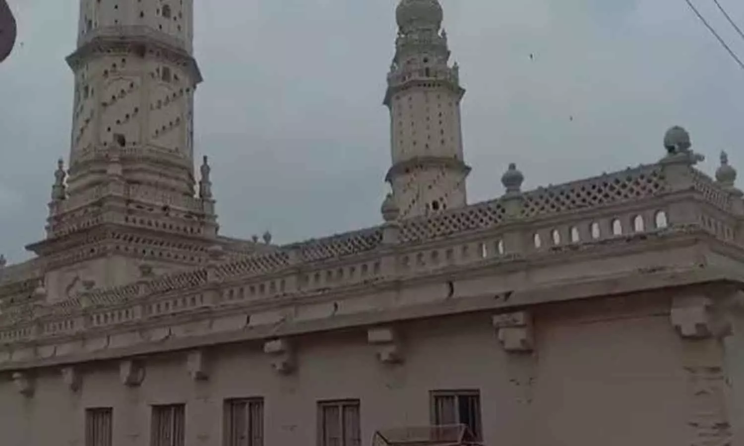 ജാമിയ മസ്ജിദിൽ ആഞ്ജനേയ വിഗ്രഹത്തെ ആരാധിക്കാൻ അനുവദിക്കണമെന്ന് ഹിന്ദുത്വ പ്രവർത്തകർ ജാമിയ മസ്ജിദിൽ ആഞ്ജനേയ വിഗ്രഹത്തെ ആരാധിക്കാൻ അനുവദിക്കണമെന്ന് ഹിന്ദുത്വ പ്രവർത്തകർ