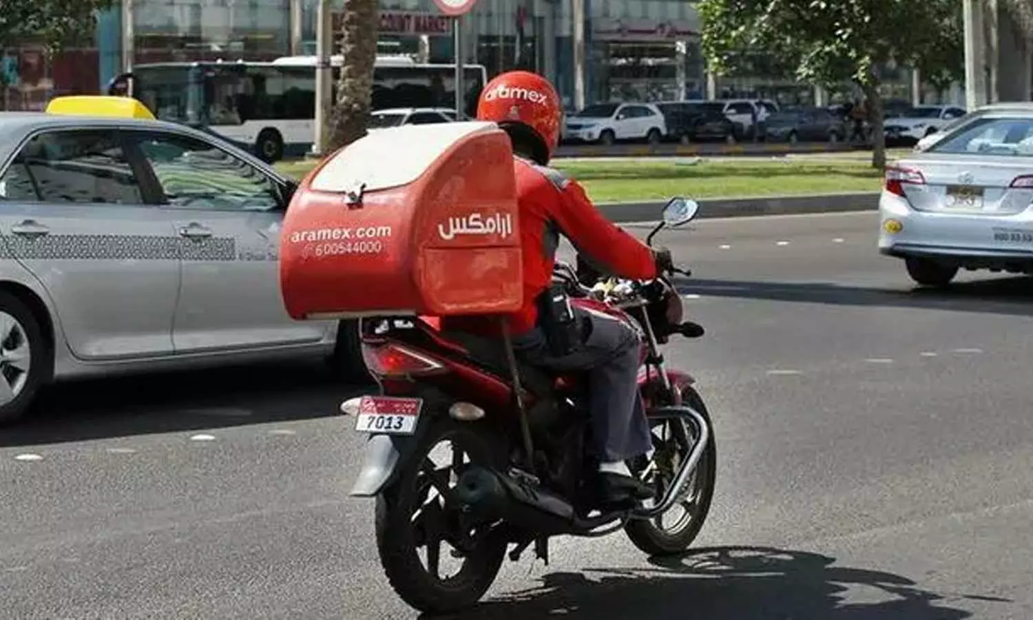 ഡെലിവറി ബൈക്കിലെ ബോക്സുകൾ; സുരക്ഷാ മാനദണ്ഡങ്ങളുമായി അബൂദബി പൊലീസ്