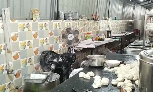 ഭക്ഷണസാധനങ്ങൾ ശുചിമുറിയിൽ; കണ്ണൂർ പിലാത്തറയിലെ കെ.സി ഹോട്ടൽ അടച്ചു പൂട്ടി