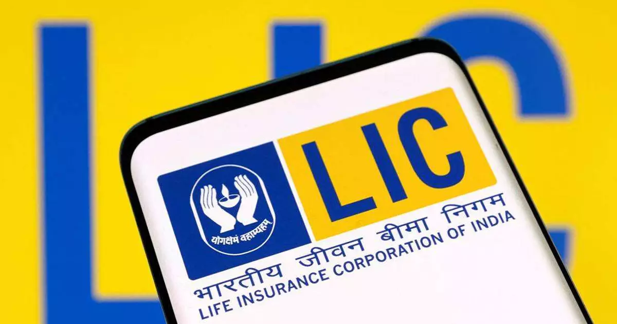 എല്.ഐ.സി ഓഹരികള് നിശ്ചയിച്ച വിലയേക്കാള് കുറഞ്ഞ വിലയില് വിപണിയില് എല്.ഐ.സി ഓഹരികള് നിശ്ചയിച്ച വിലയേക്കാള് കുറഞ്ഞ വിലയില് വിപണിയില്