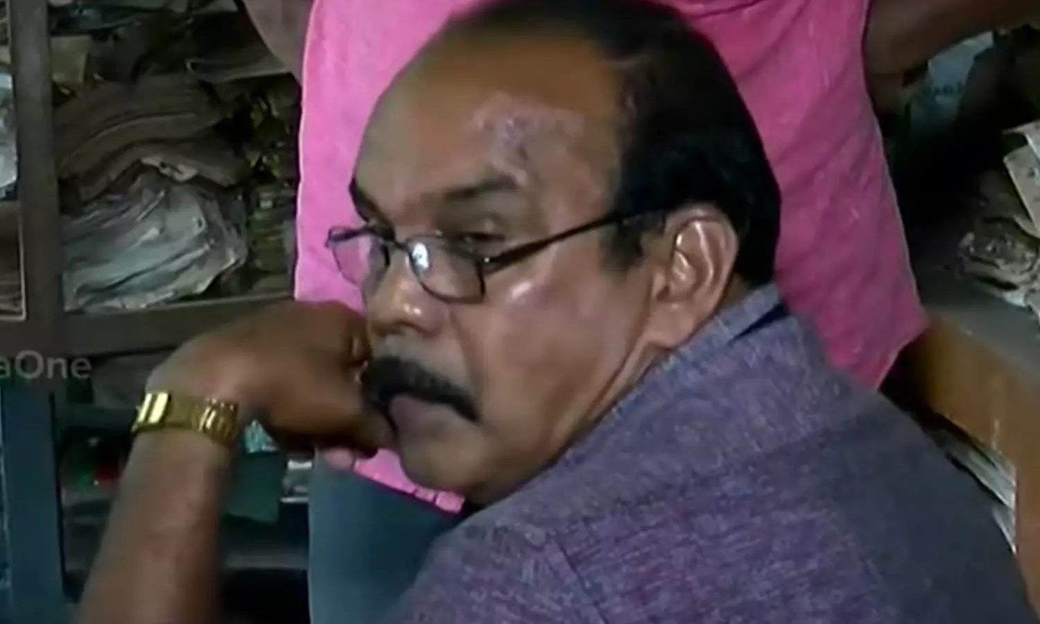 കൈക്കൂലി വാങ്ങുന്നതിനിടെ വില്ലേജ് ഓഫീസ് ജീവനക്കാരൻ പിടിയിൽ കൈക്കൂലി വാങ്ങുന്നതിനിടെ വില്ലേജ് ഓഫീസ് ജീവനക്കാരൻ പിടിയിൽ