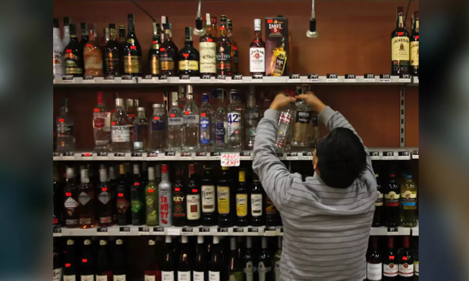 പൂട്ടിയ മദ്യവിൽപ്പനശാലകൾ തുറക്കാനൊരുങ്ങി ബെവ്കോ; നികുതി സെക്രട്ടറി ഉത്തരവിറക്കി പൂട്ടിയ മദ്യവിൽപ്പനശാലകൾ തുറക്കാനൊരുങ്ങി ബെവ്കോ; നികുതി സെക്രട്ടറി ഉത്തരവിറക്കി