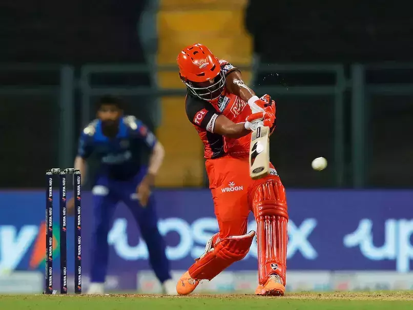 ത്രിപാടി പൂരം ; ഹൈദരാബാദിന് കൂറ്റന് സ്കോർ ത്രിപാടി പൂരം ; ഹൈദരാബാദിന് കൂറ്റന് സ്കോർ