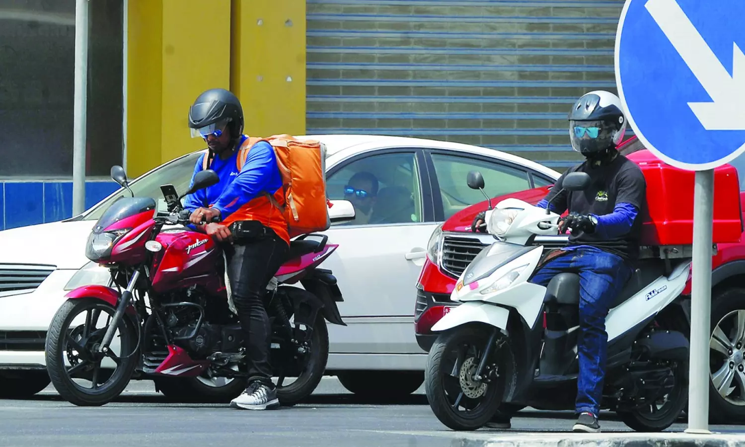 ഫോണിൽ കൂടുതൽ ശ്രദ്ധ കേന്ദ്രീകരിക്കുന്നു; ഡെലിവറി ജീവനക്കാർ അപകടത്തിൽപ്പെടുന്നത് കൂടുന്നുതായി ഖത്തർ ഗതാഗത മന്ത്രാലയം ഫോണിൽ കൂടുതൽ ശ്രദ്ധ കേന്ദ്രീകരിക്കുന്നു; ഡെലിവറി ജീവനക്കാർ അപകടത്തിൽപ്പെടുന്നത് കൂടുന്നുതായി ഖത്തർ ഗതാഗത മന്ത്രാലയം