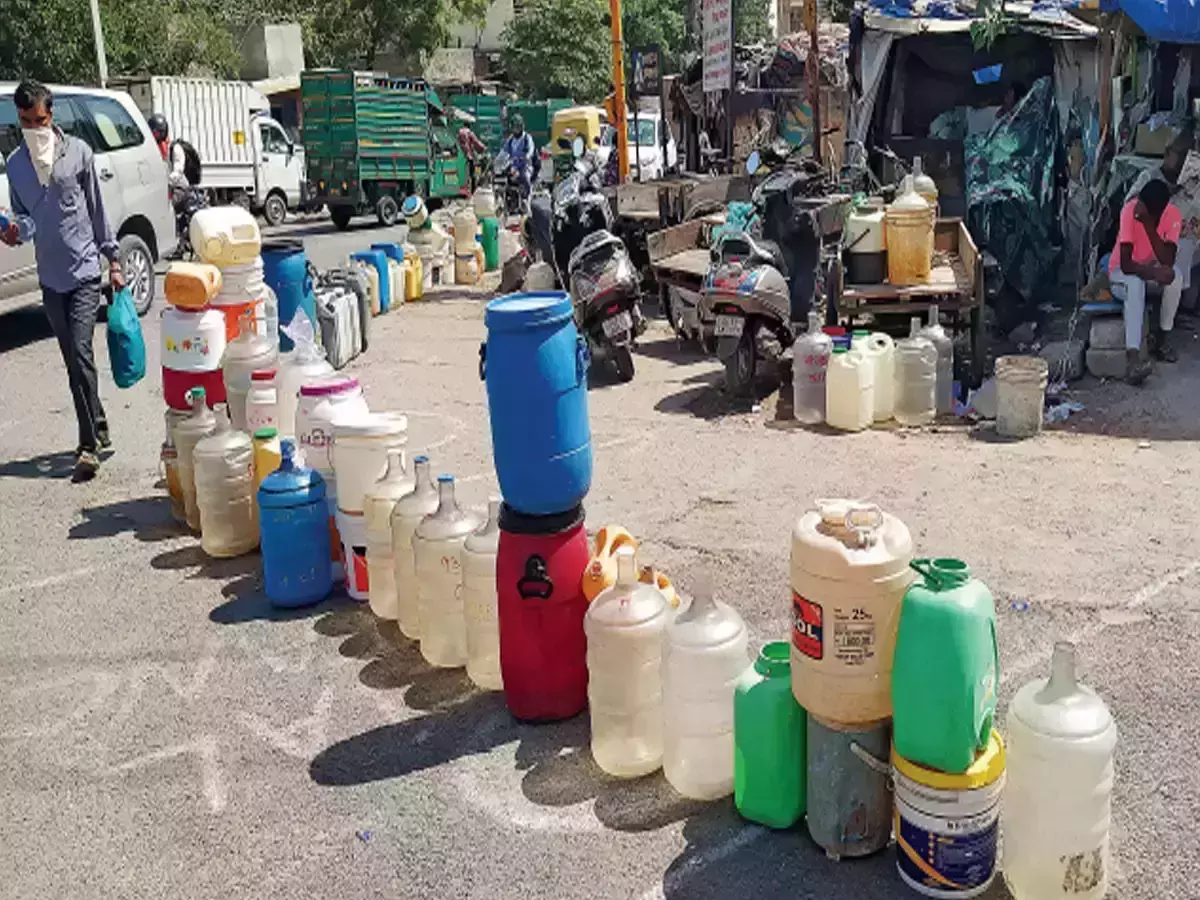 പൊള്ളുന്ന ചൂടിനൊപ്പം ഡല്ഹിയെ വലച്ച് ജലക്ഷാമവും പൊള്ളുന്ന ചൂടിനൊപ്പം ഡല്ഹിയെ വലച്ച് ജലക്ഷാമവും