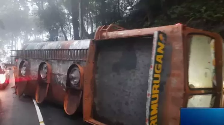 താമരശ്ശേരി ചുരത്തിൽ ടാങ്കർ ലോറി മറിഞ്ഞു