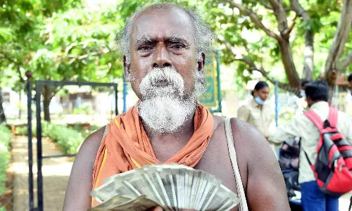 ഭിക്ഷയെടുത്ത് കിട്ടിയ പണം ശ്രീലങ്കയ്ക്ക്; ഒരു ജനതയുടെ പട്ടിണിമാറ്റാൻ യാചകന്‍റെ കൈത്താങ്ങ്