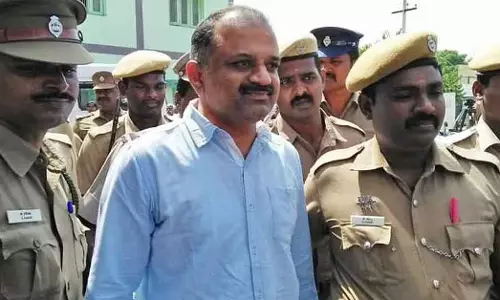രാജീവ് ഗാന്ധി വധക്കേസ്: പേരറിവാളനെ വിട്ടയച്ചു രാജീവ് ഗാന്ധി വധക്കേസ്: പേരറിവാളനെ വിട്ടയച്ചു