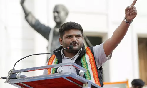 ചിക്കൻ സാൻഡ്വിച്ച്; രാഹുൽ ഗാന്ധിയെ ട്രോളി ഹാർദിക് പട്ടേൽ ചിക്കൻ സാൻഡ്വിച്ച്; രാഹുൽ ഗാന്ധിയെ ട്രോളി ഹാർദിക് പട്ടേൽ