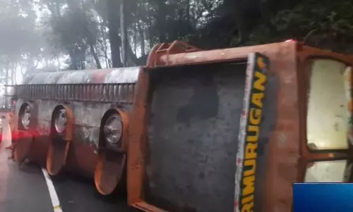 താമരശ്ശേരി ചുരത്തിൽ ടാങ്കർ ലോറി മറിഞ്ഞു