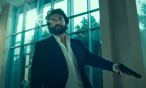 കൈയ്യില്‍ തോക്കുമായി നായകന്‍; ഗോഡ്സെ റിലീസ് തിയതി പ്രഖ്യാപിച്ചു