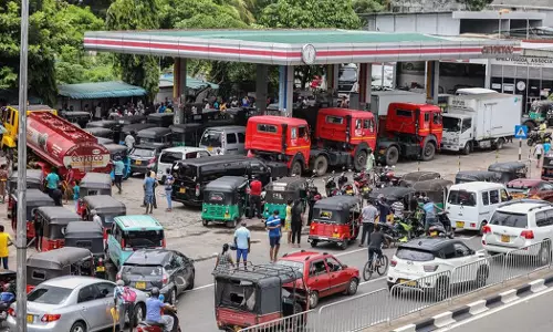 ക്യൂവിൽ നിന്നിട്ട് കാര്യമില്ല, പെട്രോൾ വാങ്ങാൻ പണമില്ല; ദയനീയാവസ്ഥ തുറന്നുപറഞ്ഞ് ശ്രീലങ്കൻ മന്ത്രി