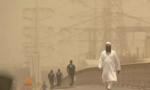 യു.എ.ഇയിൽ ശക്തമായ പൊടിക്കാറ്റ് തുടരുന്നു; റാസൽഖൈമ ബീച്ചുകളിൽ ക്യാമ്പിന് വിലക്ക്