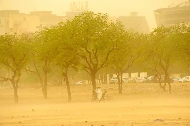 ഒമാനില് പൊടിക്കാറ്റ് തുടരും; ജനജീവിതത്തെ പ്രതികൂലമായി ബാധിക്കില്ല ഒമാനില് പൊടിക്കാറ്റ് തുടരും; ജനജീവിതത്തെ പ്രതികൂലമായി ബാധിക്കില്ല
