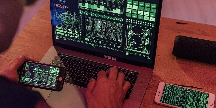 സ്കൂളുകളിലെ ബോംബ് ഭീഷണി: സന്ദേശം അയച്ചത് പതിനേഴ് വയസുകാരന് നിര്മിച്ച കമ്പ്യൂട്ടര് ബോട്ടില് നിന്നും സ്കൂളുകളിലെ ബോംബ് ഭീഷണി: സന്ദേശം അയച്ചത് പതിനേഴ് വയസുകാരന് നിര്മിച്ച കമ്പ്യൂട്ടര് ബോട്ടില് നിന്നും